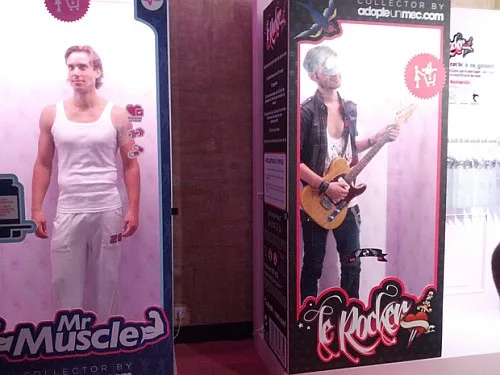 Boutique éphémère AdopteUnMec avec hommes en vitrine